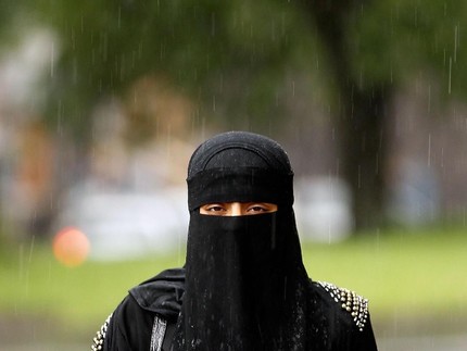 Warga Protes Wanita Bercadar Pelihara 70 Anjing, Akhirnya Mediasi & Ini Hasilnya