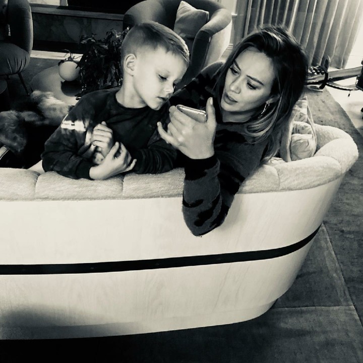 <p>Kira-kira mereka lagi lihat apa sih? Serius banget. He-he. (Foto: Instagram/hilaryduff)</p>