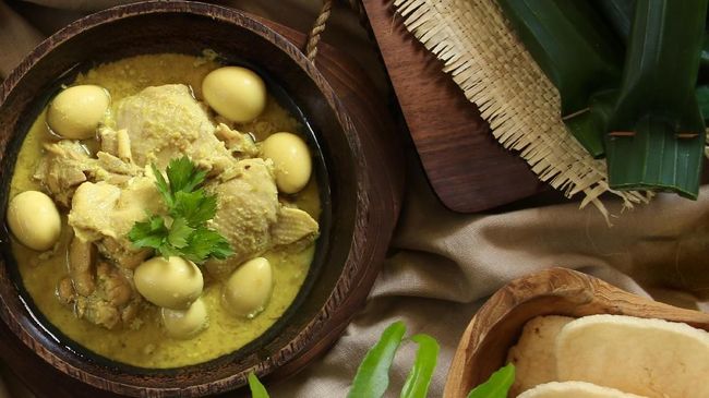 Opor ayam adalah sahabat sejati ketupat dan sambal goreng kentang saat Lebaran, berikut resep opor ayam untuk Anda.