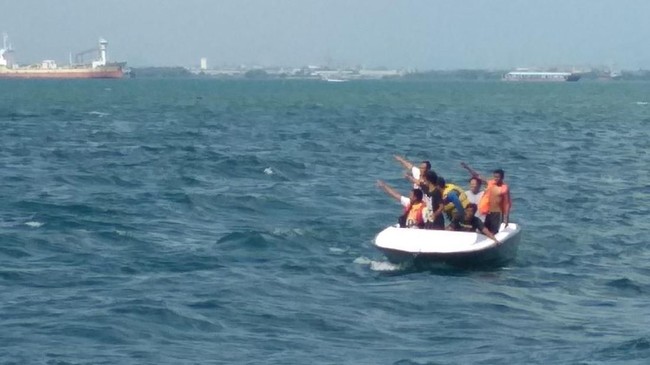 Kapal Arista yang mengangkut 35 penumpang, tenggelam di perairan Selat Makassar setelah dihantam angin besar.