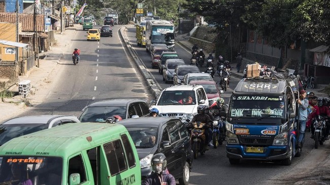 Dua hari menjelang lebaran, volume kendaraan di Jalur Nagreg sejak pukul 00.00 hingga 12.00 WIB, berdasarkan pantauan pos pencatatan mencapai 87 ribu kendaraan.