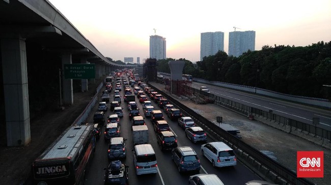 Jasa Marga mencatat kendaraan yang keluar Jakarta lewat Gerbang Tol Cikampek Utama pada H-5 Natal mengalami peningkatan 50 persen dari arus lalu lintas harian.