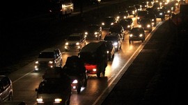 Dua Arus Tol Sebabkan Kemacetan Jakarta-Cikampek
