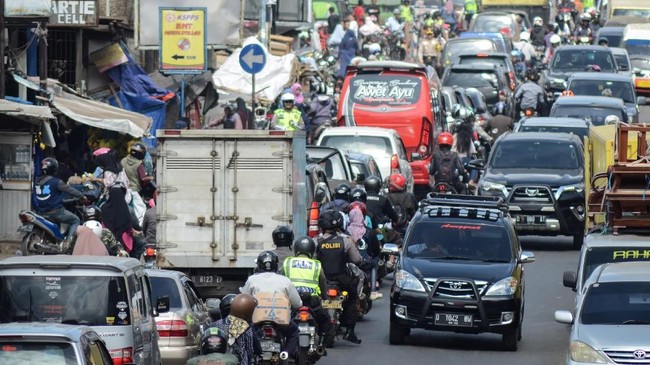 Jumlah pemudik angkutan umum pada musim mudik Idul Fitri diperkirakan mencapai 22,83 juta orang atau naik 4,14 persen dibanding tahun lalu.