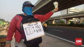 Polah Penukaran Uang Pinggir Jalan Jelang Idul Fitri