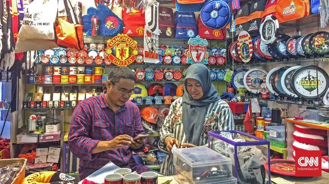 Penjualan atribut disebut tak seriuh semarak perhelatan Piala Dunia 2018. Buktinya, pedagang di Pasar Abang mengaku tak diserbu pembeli.