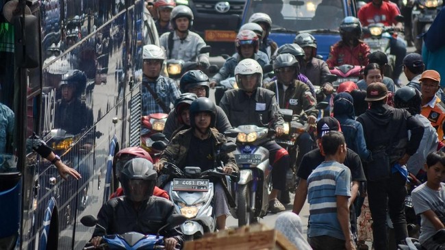 Kendaraan terjebak kemacetan di Padalarang, Kabupaten Bandung Barat, Jawa Barat, Rabu (13/6). Dinas Perhubungan Kabupaten Bandung Barat mencatat pada H-2 Idulfitri 1439H sebanyak 61.068 kendaraan dari arah Cianjur menuju Bandung sementara 62.905 kendaraan dari arah Bandung menuju Cianjur. ANTARA FOTO/Raisan Al Farisi/nz/18