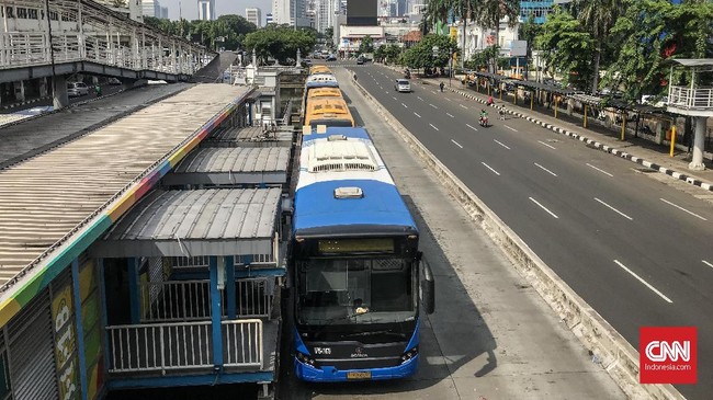Seiring mulainya arus mudik, sejumlah titik jalan protokol di ibu kota terpantau lebih sepi atau lengang dibandingkan hari kerja pada umumnya.