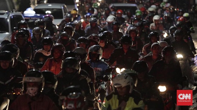 Arus lalu lintas yang menuju Jalan Arteri Kalimalang padat merayap dan membuat antrean kendaraan sampai sekitar lima kilometer sejak MT Haryono.