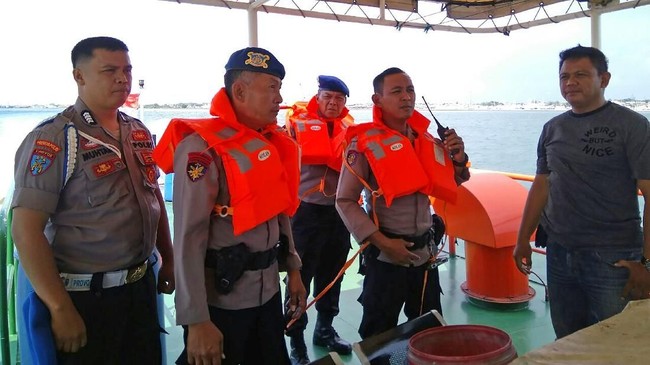 Sebanyak delapan orang penumpang Kapal Arista hilang di perairan Makassar. Tim Basarnas masih menyisir lokasi untuk menemukan para korban.