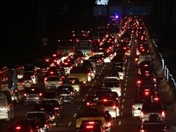 Puncak Arus Mudik, Tol Jakarta-Cikampek Macet Panjang!