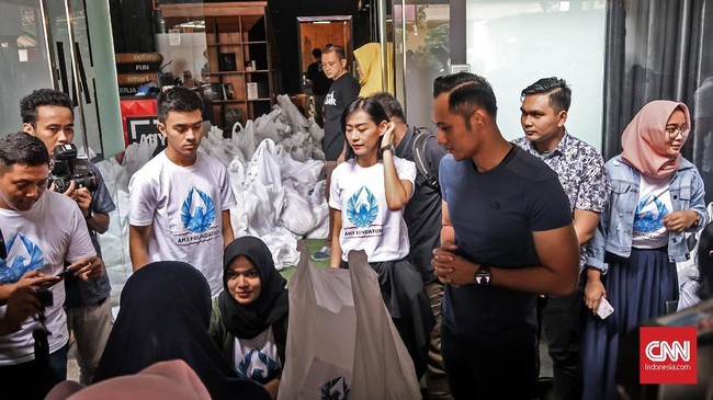 AHY gelar pasar murah. Dalam pasar murah tersebut dia menjual paket sembako berharga Rp200 ribu jadi Rp50 ribu.