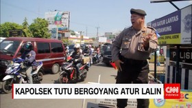 Kapolsek Kedawung Atur Lalu Lintas Sambil Berjoget
