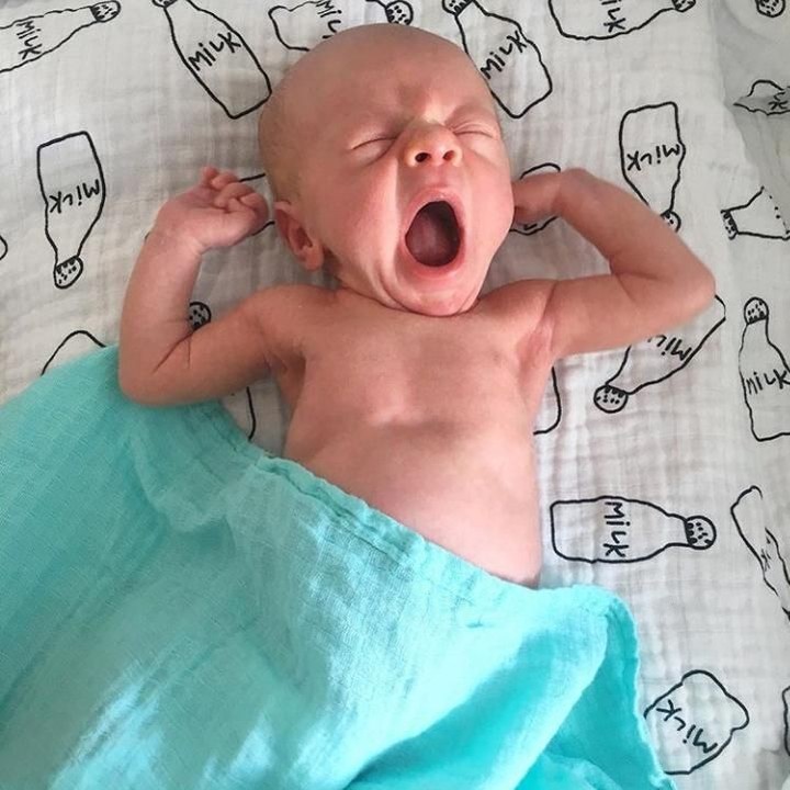 Allie masih ngantuk nih, mau bobo dulu ya... (Foto: Instagram @marissaln)