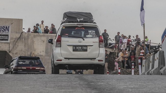 Satu unit Toyota Avanza terperosok ke jurang sedalam enam meter pada Minggu (1/1) di kawasan Tamansari, Bogor, Jawa Barat.