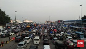 Urai Macet Jelang Merak, Polisi Buang Arus Mudik Keluar Tol