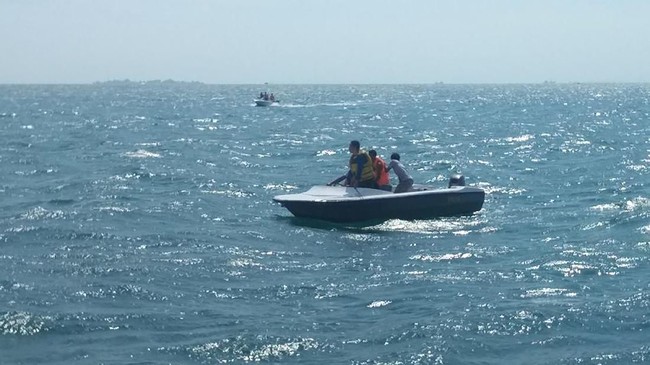 Tim SAR kembali menemukan dua korban kapal karam di Selat Makassar, Rabu malam. Korban ditemukan dalam keadaan meninggal dunia.