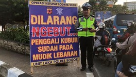 Spanduk Unik: Dilarang Ngebut, Penggali Kubur Mudik Lebaran