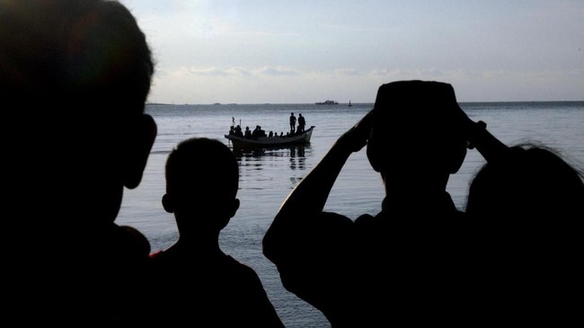 Setidaknya 12 jasad ditemukan setelah satu kapal karam di Laut China Selatan pada akhir pekan lalu. Sementara itu, 14 orang lainnya masih hilang.