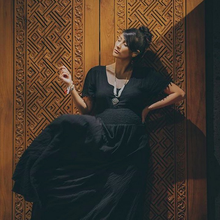 <p>Ibu hamil pakai dress hitam begini, kenapa nggak? Tetap kece kok. (Foto: Instagram/@tail_wagging)  </p>