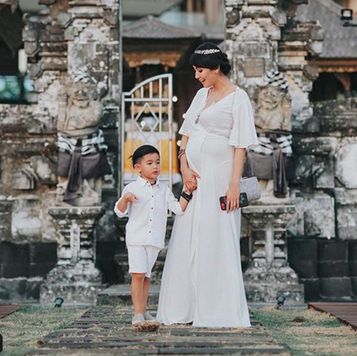 <p>Berpose bareng si kecil dengan busana kompakan gini bikin penampilan Sharena tambah cantik deh. (Foto: Instagram/@tail_wagging)  </p>