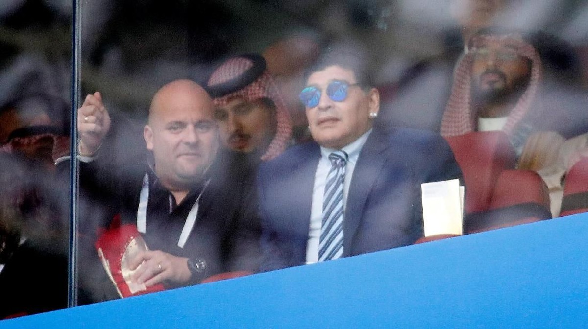 FOTO: Aksi Teatrikal Maradona Dukung Argentina