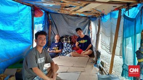 Pencari Suaka Tak Mau Pindah dari Trotoar Kebon Sirih