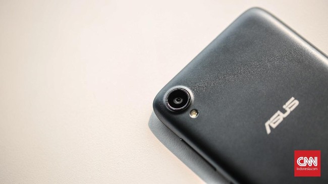 Asus membantah rumor penutupan lini ponsel Zenfone imbas restrukturisasi perusahaan. Simak penjelasannya.
