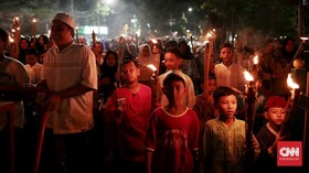 FOTO: Nyala Obor kala Takbir Bergema