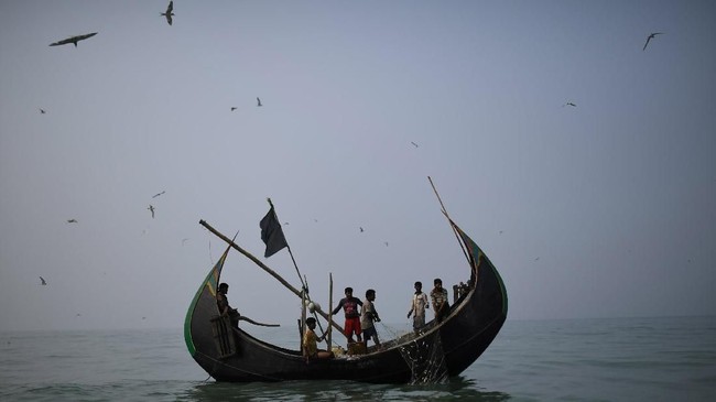 Otoritas imigrasi Myanmar menahan 106 orang Rohingya yang menaiki kapal di Kyauktan, Yangon, Jumat (16/11).