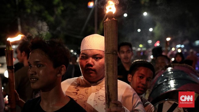 FOTO: Nyala Obor kala Takbir Bergema