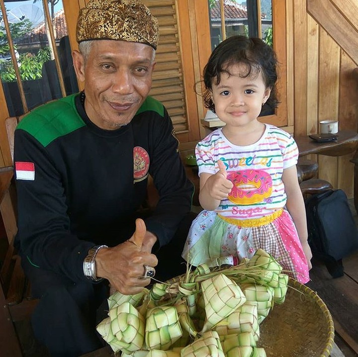 <p>Masak ketupat sama kakek? Seru juga lho. (Foto: Instagram/@vanzsyah)  </p>