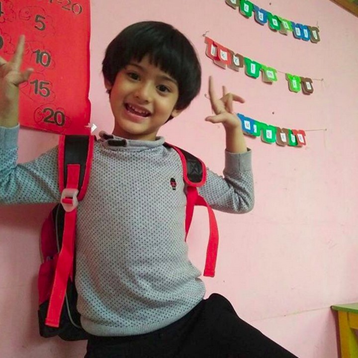 <p>Oh, begini ekspresi putra pertama Bunda Fairuz kalau lagi happy. He-he-he. (Foto: Instagram/ @fairuzarafiq)  </p>