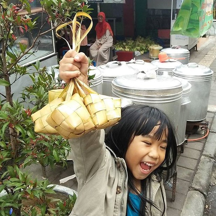 <p>Ketupatnya udah jadi anak ini happy banget. Sudah siap menyantap ketupat dengan opor dan rendang, Nak? (Foto: Instagram/@harrygunarsa)  </p>