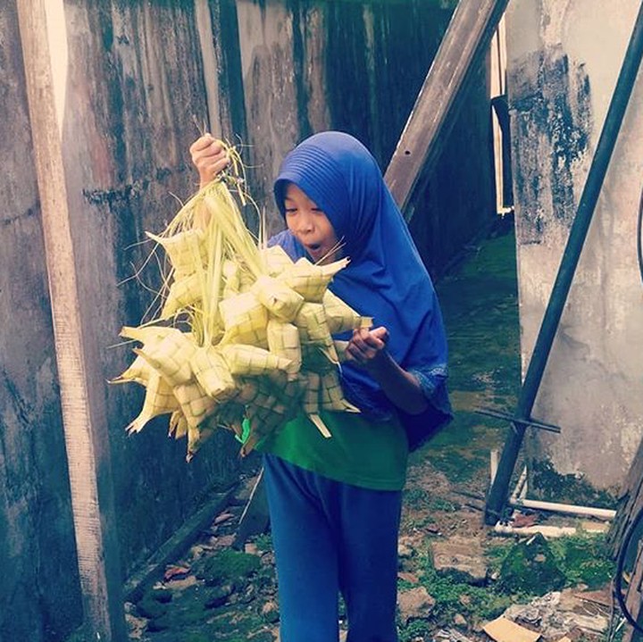 <p>Bahagianya gadis kecil yang satu ini saat melihat ketupat nggak bisa diungkapkan dengan kata-kata, hi-hi-hi. (Foto: Instagram/@tanyaridzia999)  </p>