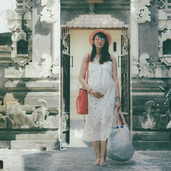 <p>Bundanya Ry mau ke mana ya? Tas yang dibawa besar banget. He-he-he. (Foto: Instagram/@mrssharena)  </p>