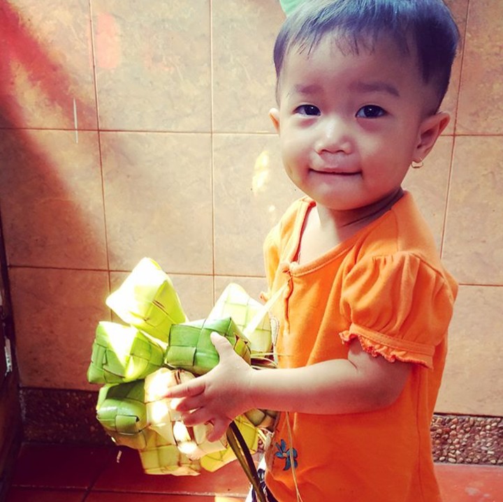 <p>Nak, ketupatnya mau dibawa ke mana? Sini, diisi beras dulu. (Foto: Instagram/@61maryono)  </p>