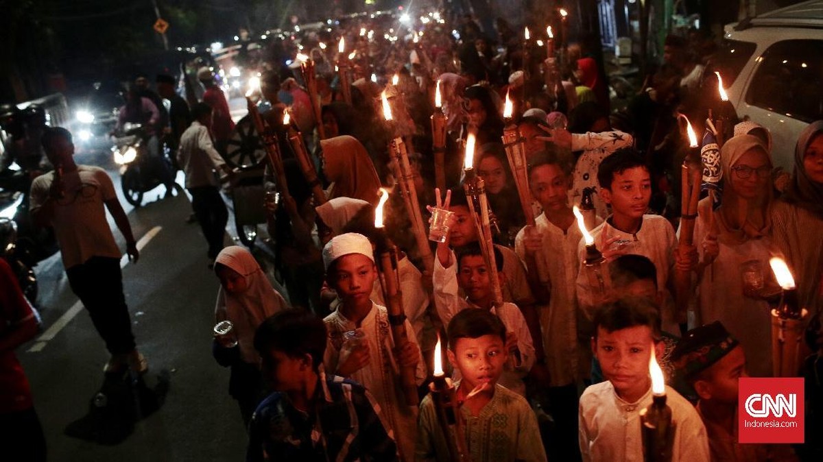 FOTO: Nyala Obor kala Takbir Bergema