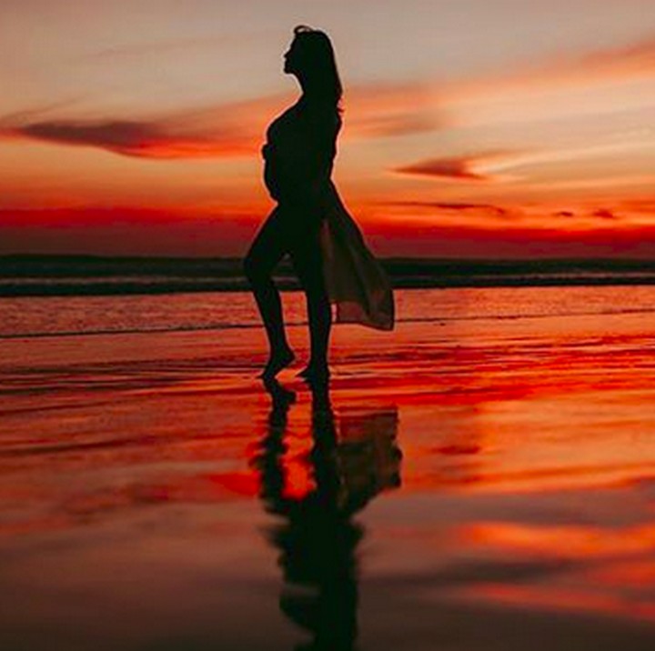 <p>Keren nih maternity photoshoot-nya, Bun, berlatar belakang sunset. (Foto: Instagram/@mrssharena)  </p>