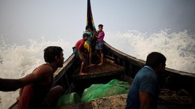 Puluhan Pengungsi Rohingya dengan Kapal Kayu Mendarat di Aceh