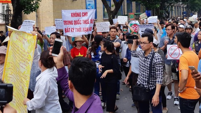 Setidaknya 100 demonstran ditahan dalam serangkaian aksi protes anti-China di Vietnam sejak akhir pekan lalu hingga Rabu (13/6).