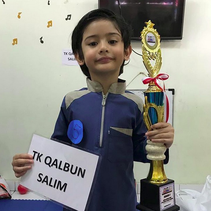 <p>Wah, King berhasil jadi juara pertama dalam salah satu lomba di sekolahnya nih. (Foto: Instagram/ @fairuzarafiq)  </p>