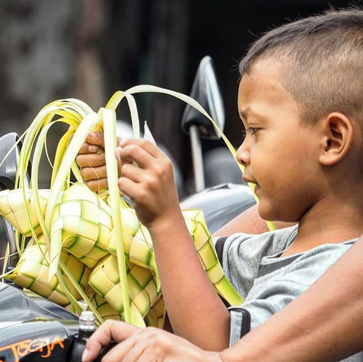 <p>Yeay! Yang penting aku udah dapet ketupatnya nih, Bun. He-he-he. (Foto: Instagram/@anoorarief)  </p>