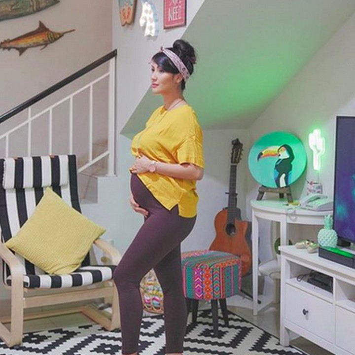 <p>Masuk trimester ketiga kehamilan, Sharena bilang udah mulai ngerasain back pain nih. Bunda juga mengalami hal serupa kayak Sharena? (Foto: Instagram/@mrssharena)  </p>
