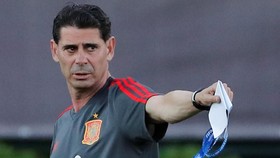 Spanyol Putus Kontrak Pelatih Timnas Fernando Hierro