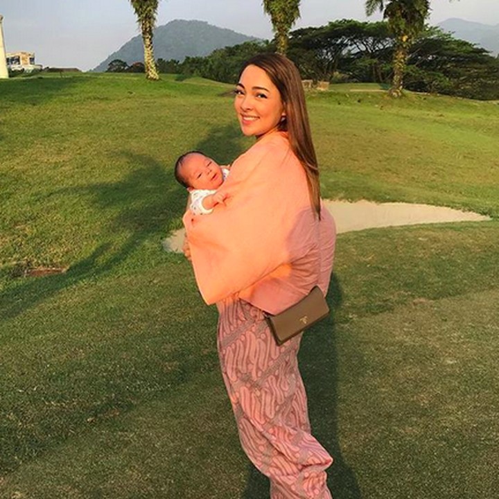 <p>Baby Yoda sepertinya lagi berjemur nih sama sang bunda.  (Foto: Instagram/ @reisabrotoasmoro)  </p>