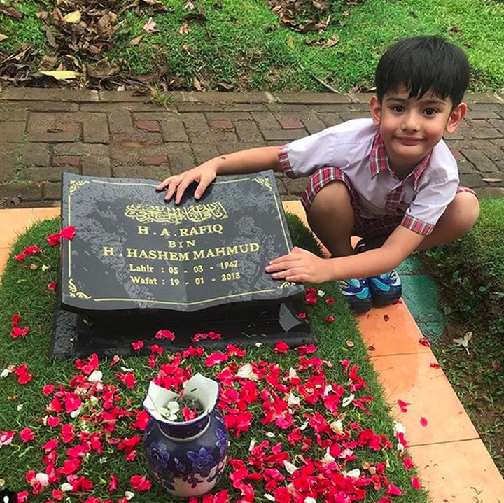 <p>King lagi ke makam sang kakek, pedangdut A Rafiq. (Foto: Instagram/ @fairuzarafiq)  </p>