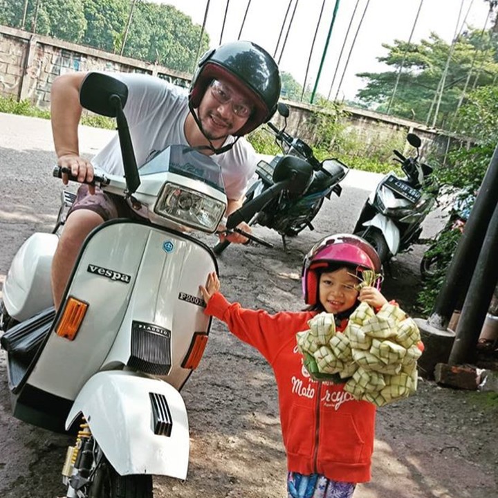 <p>Ekspresi si kecil pas dapat ketupat. Segera deh bawa ke rumah sama ayah ya, Nak. (Foto: Instagram/@riqlondo)  </p>
