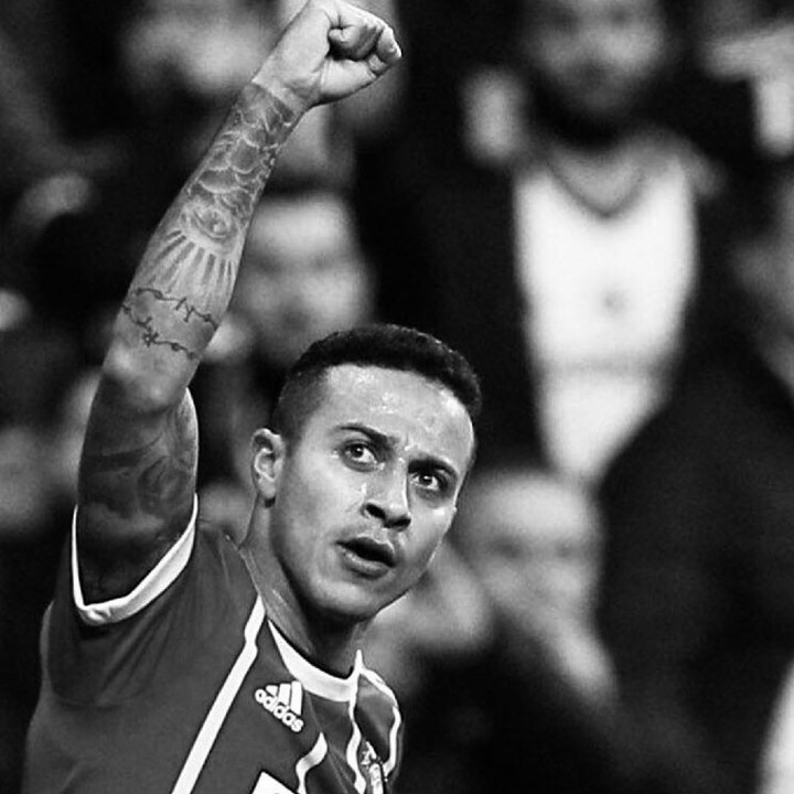 <p>Thiago Alcantara do Nascimento atau yang akrab disapa Thiago ini boleh 'sangar 'di lapangan hijau. Tapi ketika bareng si kecil, aura kebapakannya kental banget. (Foto: Instagram/thiago6)</p>