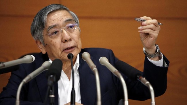 Bank sentral Jepang, Bank of Japan (BoJ), memangkas proyeksi inflasinya demi mempertahankan pelonggaran moneter.